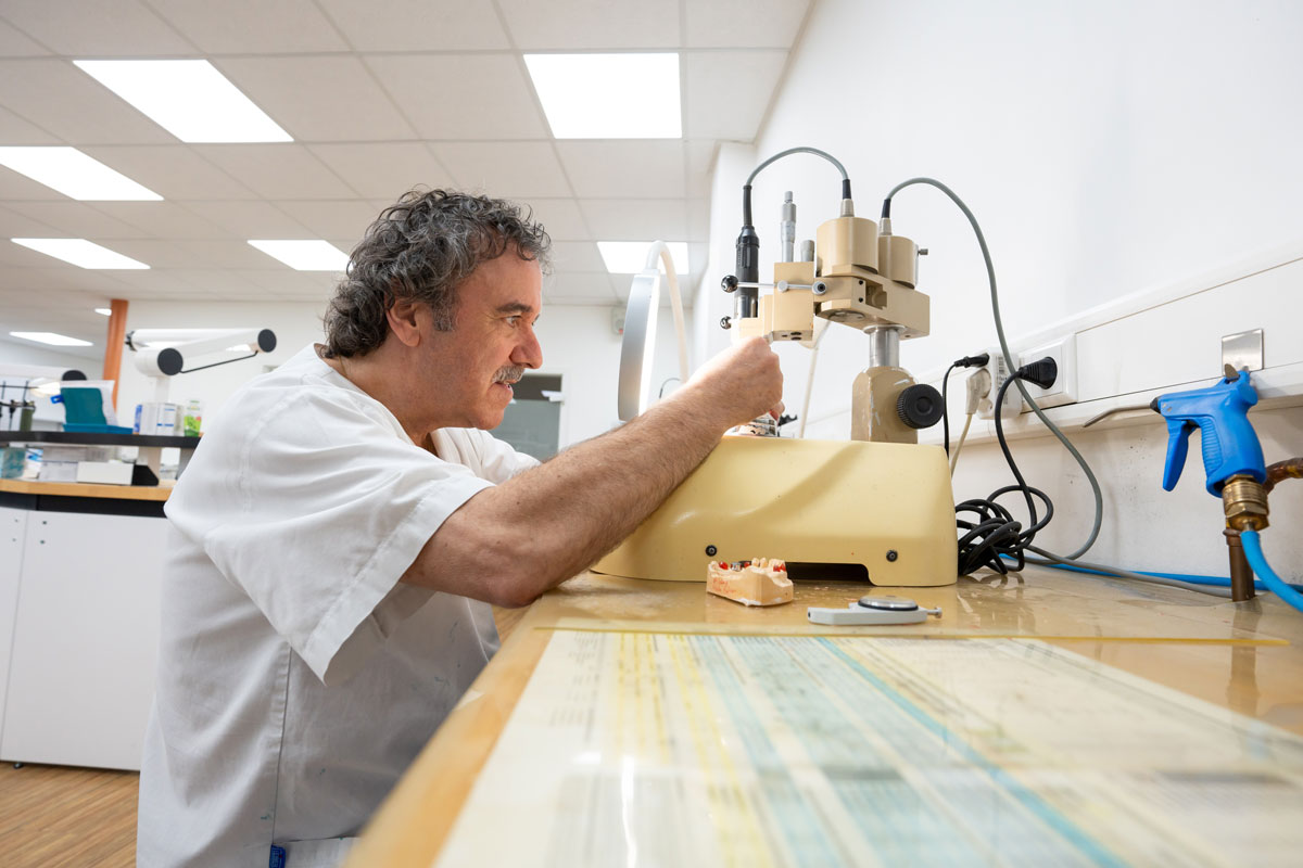 Zahntechnikermeister bei der Ausbildung