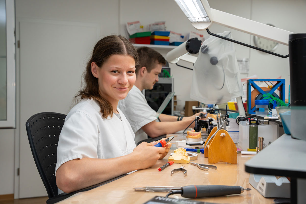 Zahntechnikerin bei der Arbeit im Fachlabor Verseck